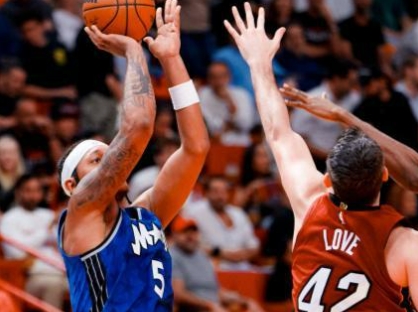 伤兵潮下的东南区对决：魔术热火谁能破局逆袭？