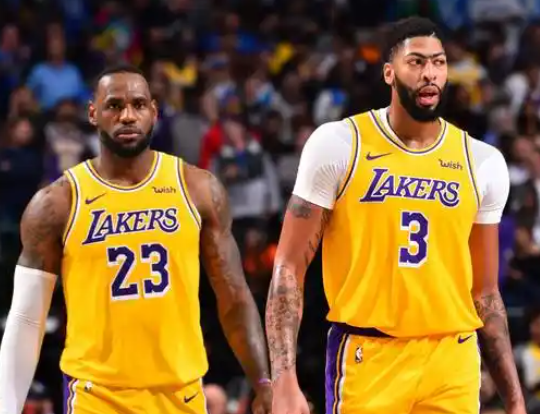 湖人：逆境中绽放的紫金光芒