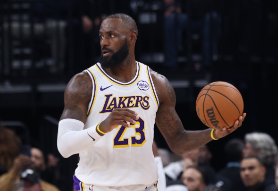 詹皇首节零分仍控场，湖人客场先声夺人