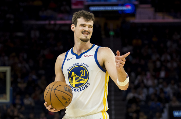 暗夜微光：波斯特与勇士的坚守