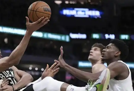 残阵对决：骑士主场能否掀翻“无库勇士”逆袭潮？