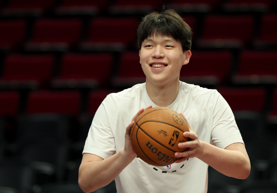 杨瀚森首秀渐入佳境 开拓者虽落后仍藏惊喜