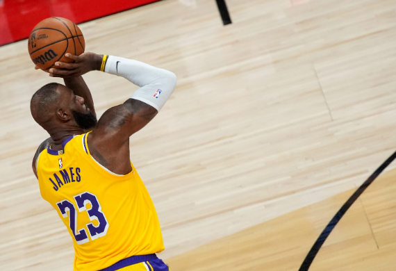 詹皇带伤驰援 湖人客场战76人迎生死局