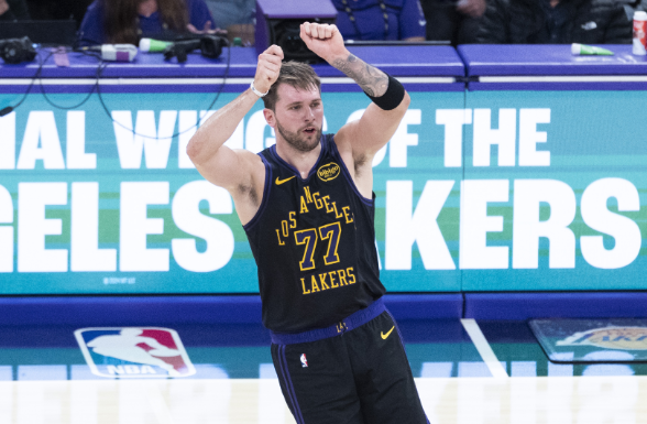 新生之喜伴三双 东契奇率湖人力克76人