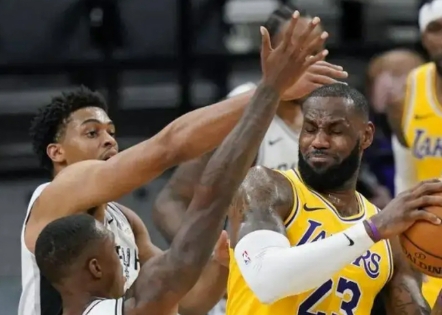 紫金军团VS银黑铁骑：NBA杯淘汰赛的宿命对决