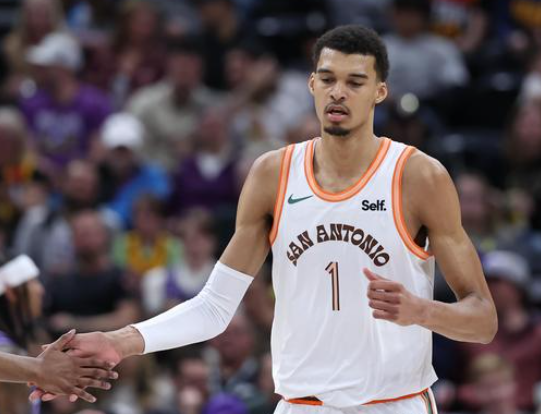 尼克斯：麦迪逊的钢铁之师，逆境中淬炼锋芒