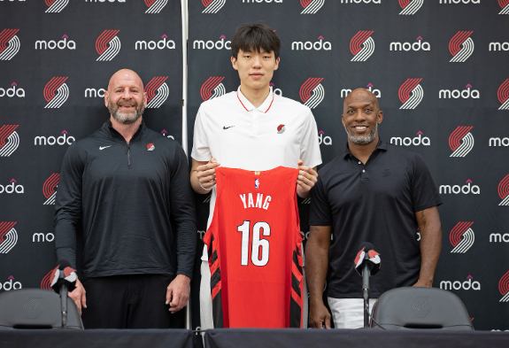 杨瀚森的沟通难题：期待与现实的碰撞