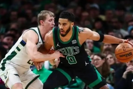 字母哥硬刚绿军铁闸：雄鹿主场能否掀翻东部霸主？