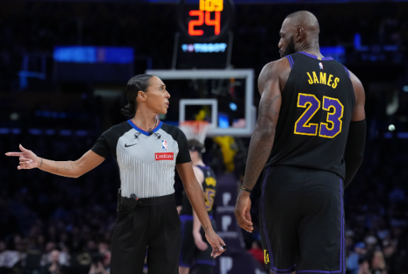 詹姆斯：无关杯赛，只为热爱而战