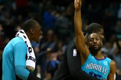 12月13日对决：黄蜂“蜂刺”再刺公牛，东部卡位战悬念升级