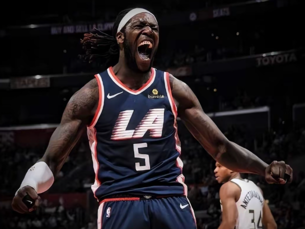 快船：老龄战舰在风暴中艰难航行