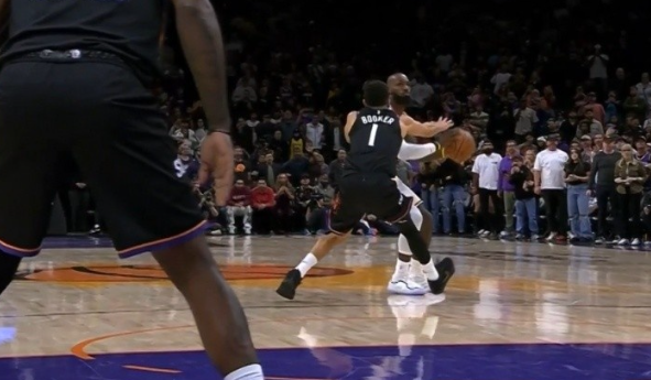 争议判罚引热议：阿伦谈布克关键犯规