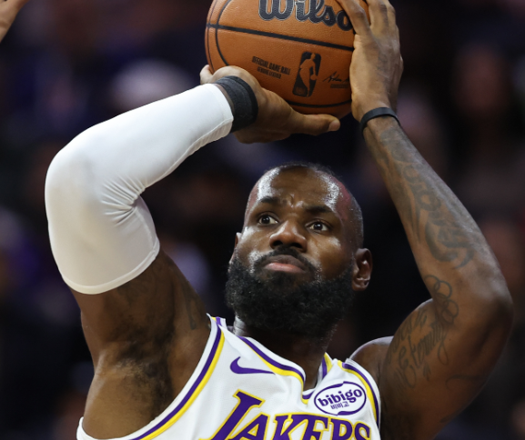 关键罚篮定胜局，詹姆斯诠释领袖本色