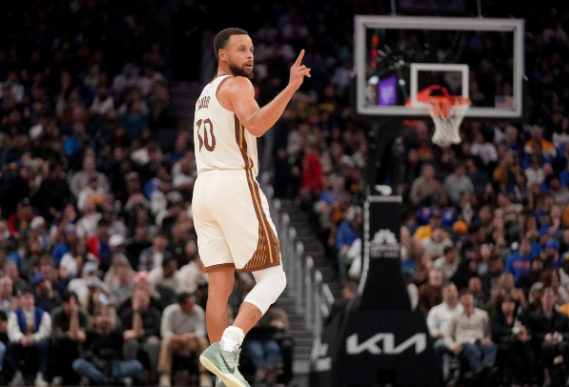 斯普利特盛赞库里：伟大超乎年龄