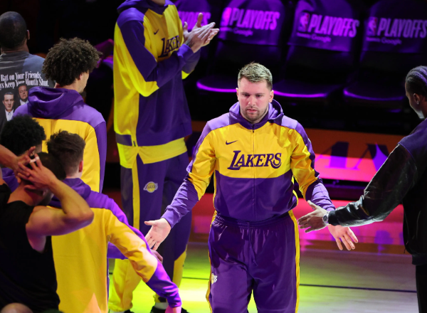 紫金王朝：逆境中绽放的荣耀之路