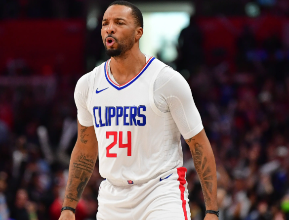 快船：在困境中挣扎，于迷雾中寻光