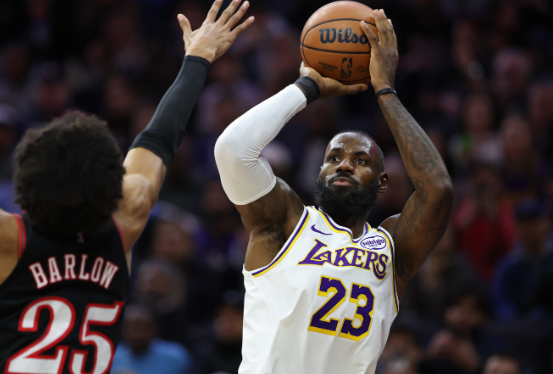 杜兰特盛赞詹姆斯：38岁仍在进化