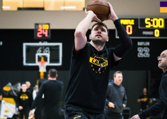 湖人训练馆挥汗备战 剑指爵士延续势头