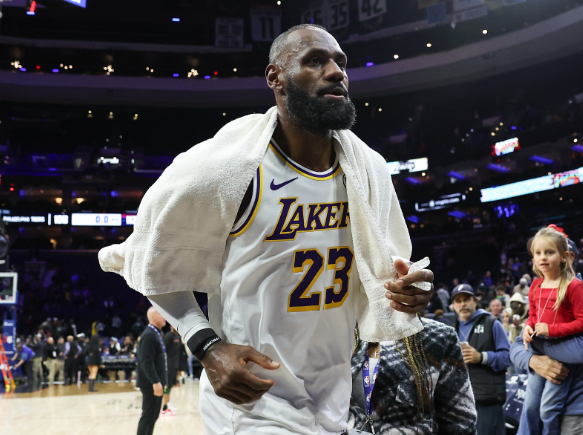 不老传奇！格林盛赞詹姆斯身体保养 28+7+10印证坚守价值