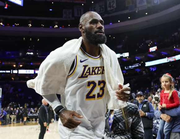 防守点燃攻势！詹姆斯率湖人末节翻盘 28+7+10续写传奇