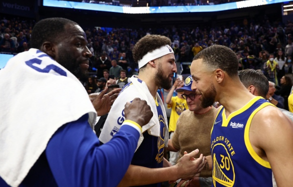 兄弟情深！库里追梦为离队克莱发声：不容他独自受辱