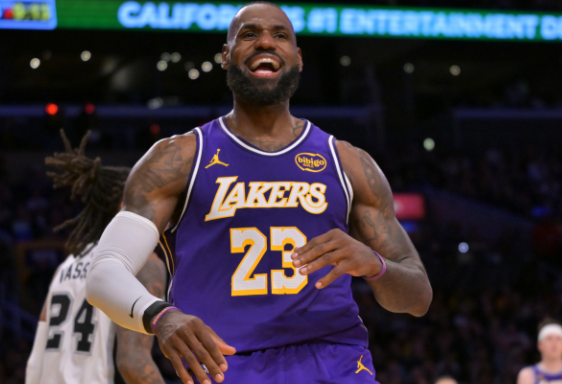 防守定胜局！詹姆斯末节10分率湖人逆转 全能表现成支柱