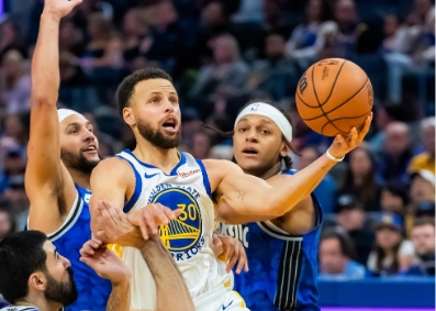 勇士“三分雨”能否浇灭魔术青春风暴？库里VS班凯罗新老对决引爆圣诞前夜