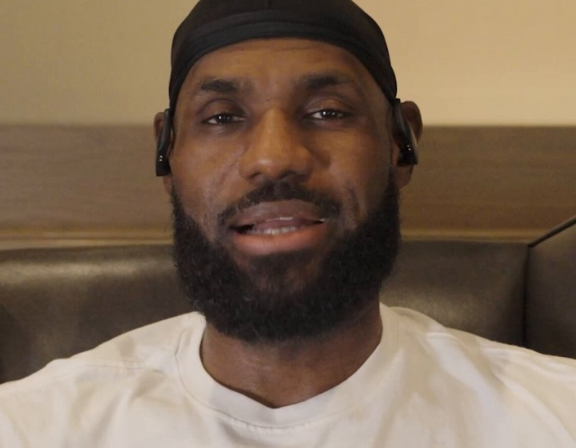 轻松释怀！詹姆斯播客谈纪录终结 队友幽默调侃逗乐老詹