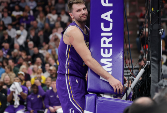 圣诞大战悬念！东契奇伤情为挫伤 出战存疑仍有乐观空间