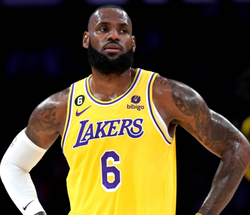 湖人两连败！詹姆斯谈应对活力型对手：接受不足持续提升