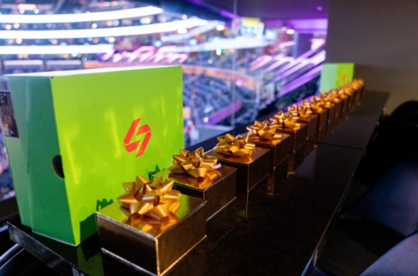 东契奇圣诞大战新鞋首秀遇冷 温情宠粉难掩湖人溃败