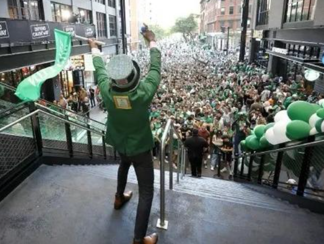 绿军烽火：布朗领航的逆袭征程