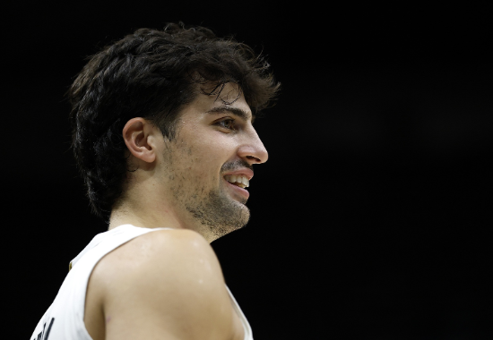 首节封神！阿夫迪亚9分钟全中轰13分 率开拓者领先快船