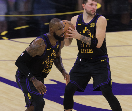 末节崩盘吞惨败 湖人近5战4负陷颓势