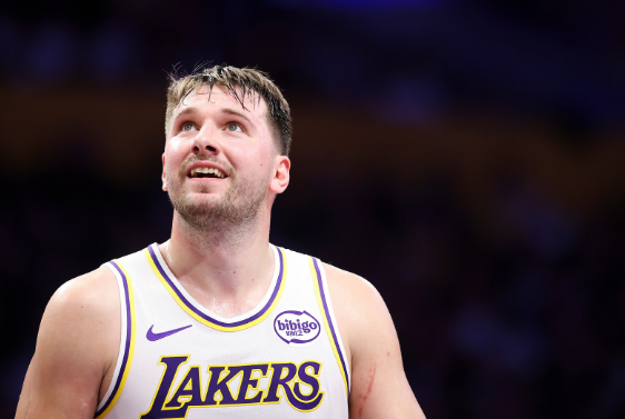 带伤鏖战难挽败局，东契奇30+10追平历史