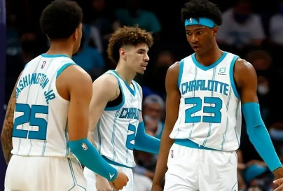 跨年之战：黄蜂主场能否撼动勇士铁骑？