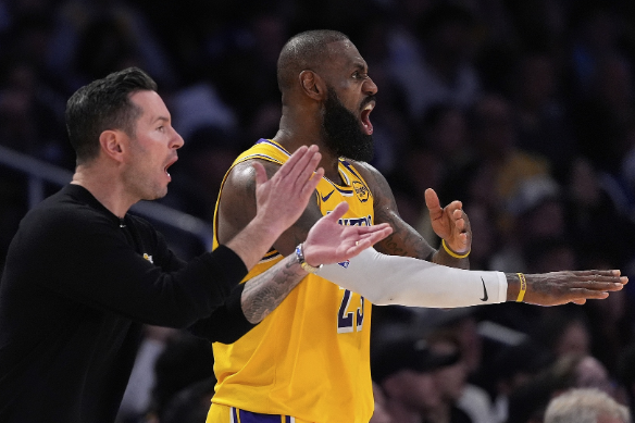 生日夜转型坚守，詹姆斯详解无球定位