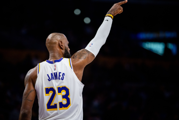 詹姆斯点出湖人防守症结 表态持球带队渡难关