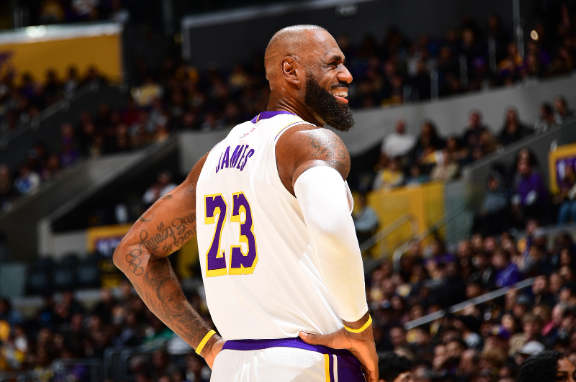 詹姆斯背靠背出战待定 湖人灵活调整保核心
