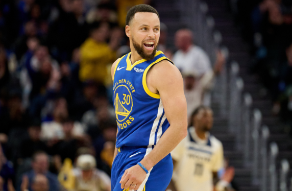 库里解读胜雄鹿关键：攻防在线+控失误 坚信持续创造机会