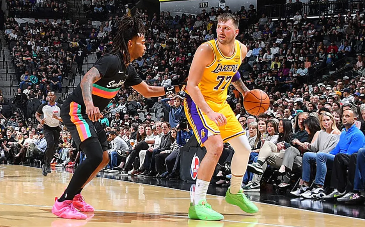 东契奇三双空砍 马刺多点开花双杀湖人