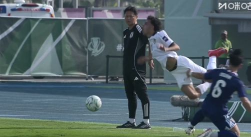 U23亚洲杯：日本U23战叙利亚U23 小仓幸成边线铲飞对手染犯规