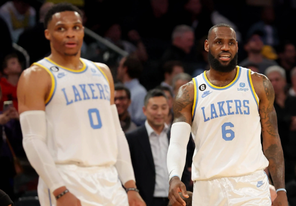 湖人：逆境中破浪前行的紫金战舰