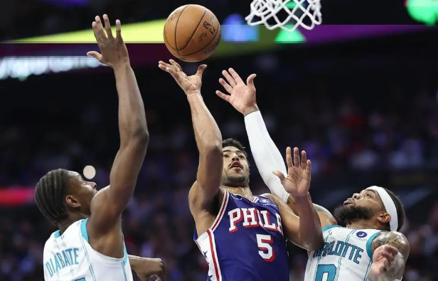 黄蜂振翅：伤病潮中逆风前行的坚韧之旅