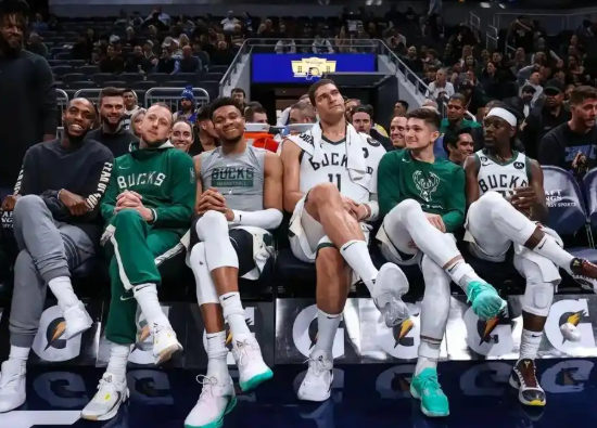 雄鹿：逆境中展翅，赛场上翱翔