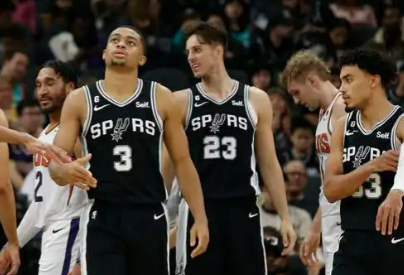 马刺雄鹿对决：新老势力碰撞火花四溅