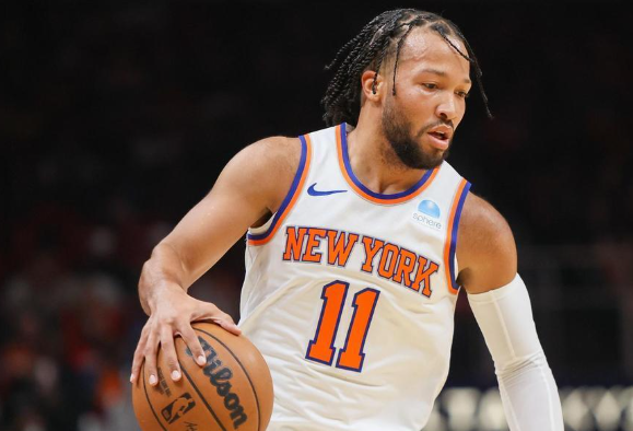 尼克斯：逆境中崛起，赛场展雄风