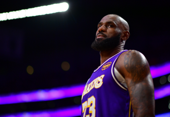 团队爆发+老将坚守！詹姆斯解读湖人止颓关键 41岁背靠背出战显担当