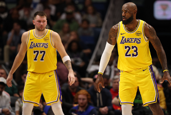 东契奇盛赞詹姆斯背靠背表现 41岁传奇用坚守点燃团队