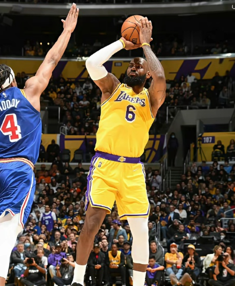 詹姆斯准三双引领狂胜 东契奇盛赞其成就独一无二